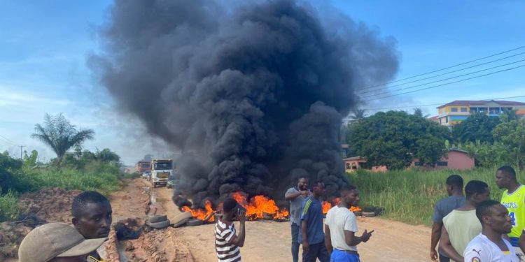 Shama-Nyankrom road protest disrupts BECE, halts movement